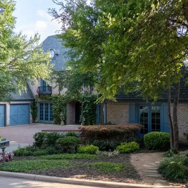 EXCITING JEWEL IN PRESTIGIOUS LAKE FOREST