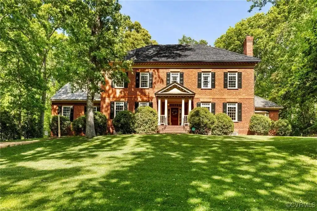 Luxury Living in Perfectly Positioned Colonial