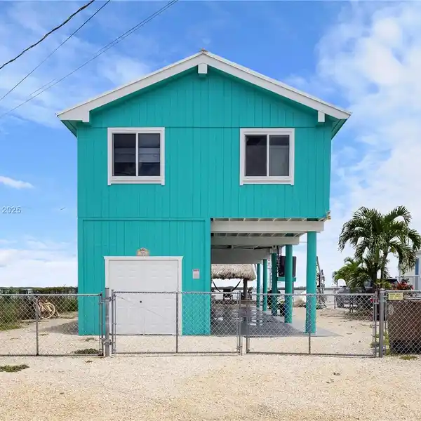 KEY LARGO WATERFRONT HOME WITH CAPTIVATING VIEWS