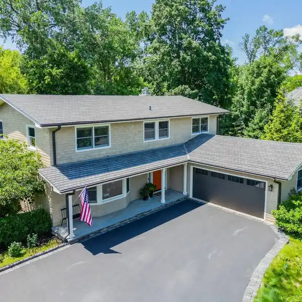 IMPECCABLE HOME IN LOVELY LAKE MINEAR