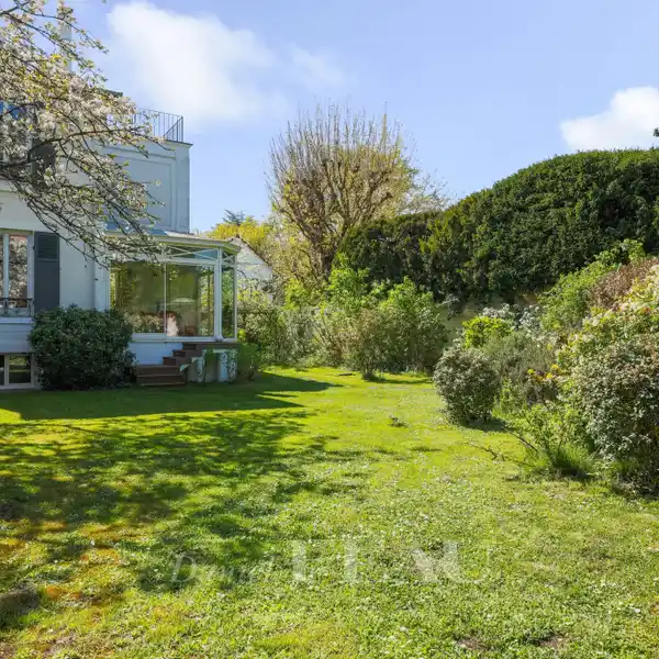 SPACIOUS PROPERTY WITH GARAGE AND STUDIO