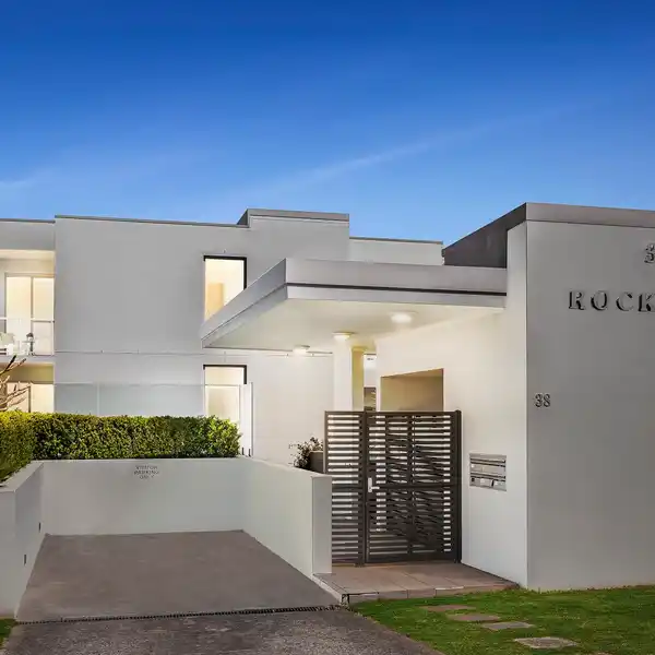 BOUTIQUE APARTMENT ON THE COVETED QUEENSCLIFF HEADLAND