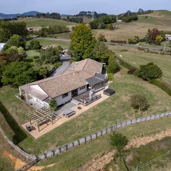 PRIVATE ARARIMU ESTATE WITH EQUESTRIAN ARENA