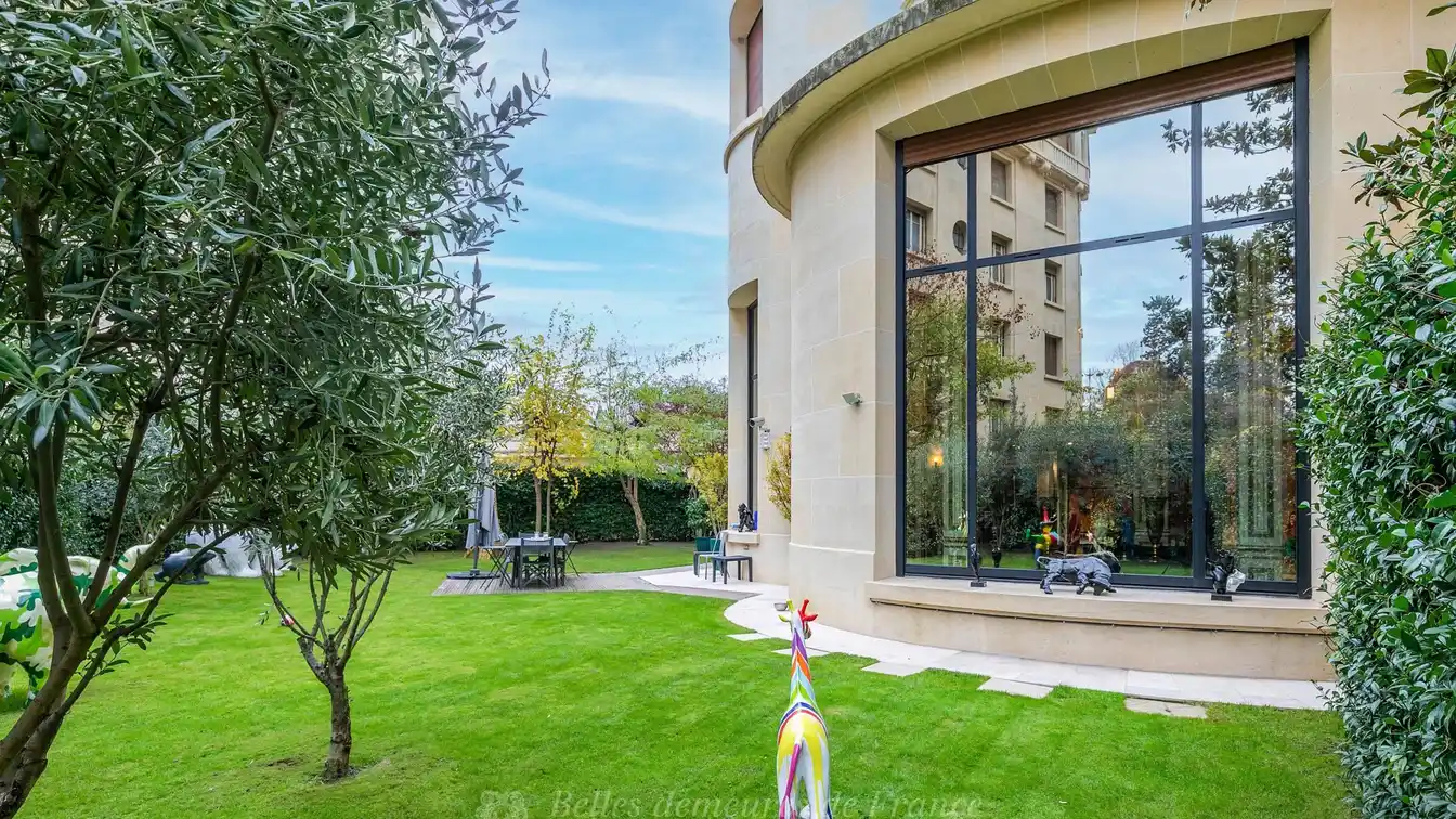 Magnificent Duplex Apartment with Beautiful Garden