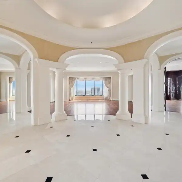 EXTRAORDINARY HIGH-RISE RESIDENCE