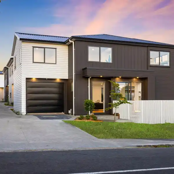 DESIGNER LIVING STEPS FROM CORNWALL PARK