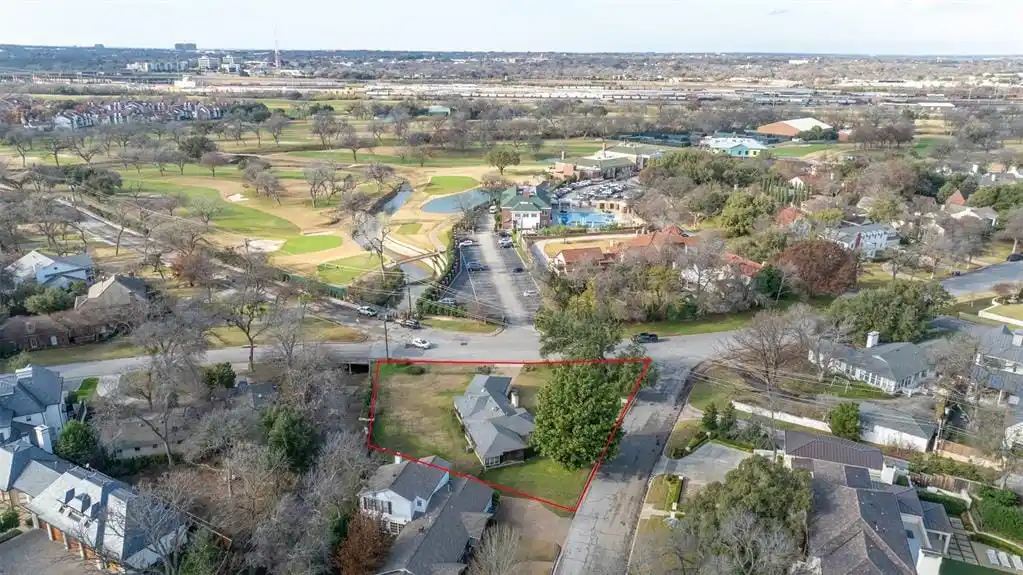Sizable Corner Lot on Colonial Parkway