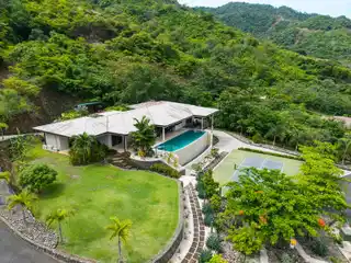Casa Pickle on the Hill: Spacious Private Estate with Pickleball Court, Mature Gardens & Independent Guest Apartment