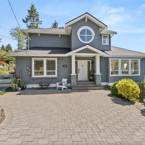 BLUFFSIDE COASTAL HOME WITH STUNNING OCEAN VIEWS