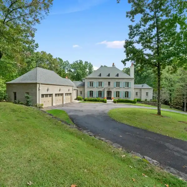 BREATHTAKING ESTATE IN GATED LAGRANGE