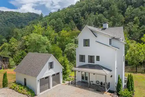 Luxurious Modern Farm Home Above the Tuckasegee River