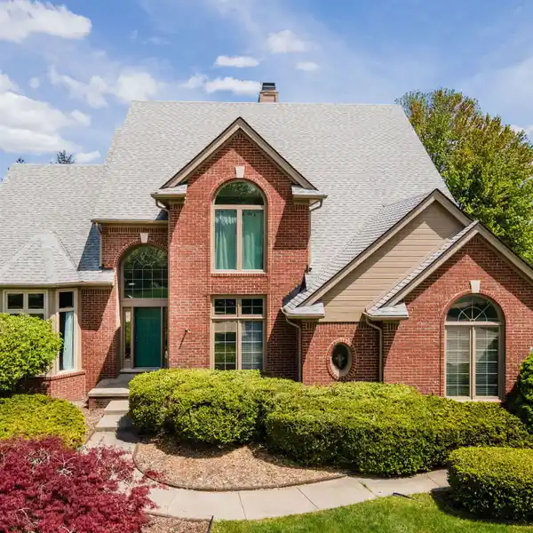 ELEGANT COLONIAL IN PRESTIGIOUS MERIHILL ACRES
