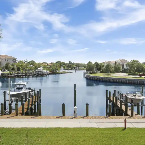 BOATERS PARADISE WITH CONVENIENCE OF LOW MAINTENANCE LIVING