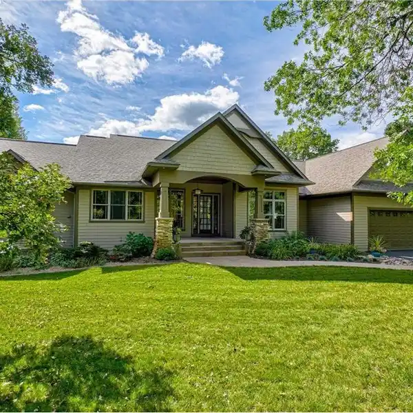 EXPANSIVE LIVING MEETS TIMELESS CRAFTSMANSHIP