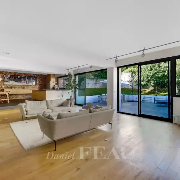 EXCEPTIONAL LOFT-STYLE APARTMENT