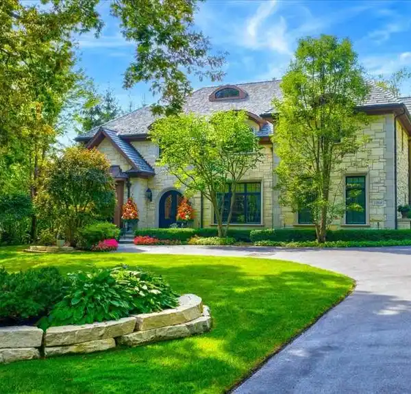 ELEGANT AND SOPHISTICATED CUSTOM BUILT HOME