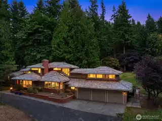 Elegant Nw Lifestyle Home with Hot Tub Oasis