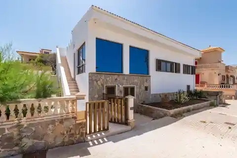 Charming Renovated Villa Steps to the Beach