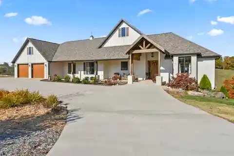 Perfect Blend of Country Privacy and City Convenience
