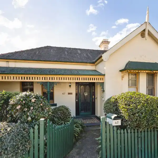 BEAUTIFUL RESIDENCE ON A GENEROUS PARCEL