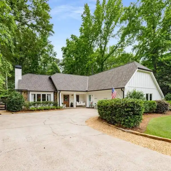 MODERN COMFORT IN AN UNBEATABLE LOCATION