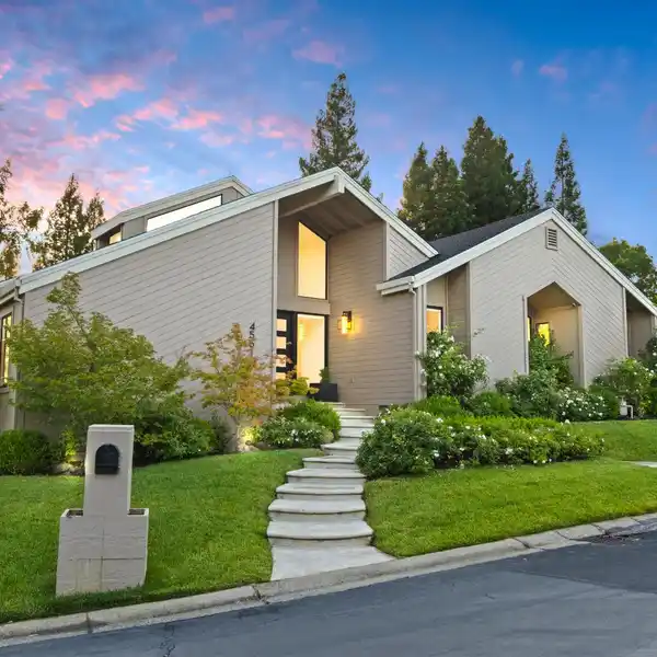 INCREDIBLE CONTEMPORARY CUSTOM HOME