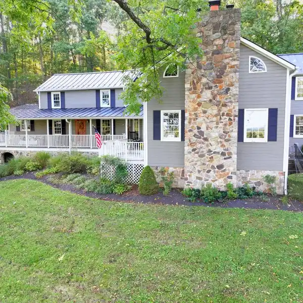 CHARMING FARMHOUSE-STYLE RESIDENCE