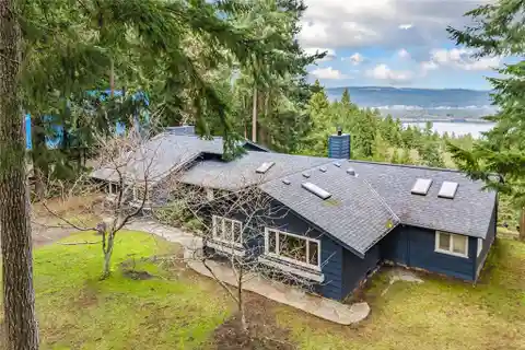 Exceptional Five-acre Estate