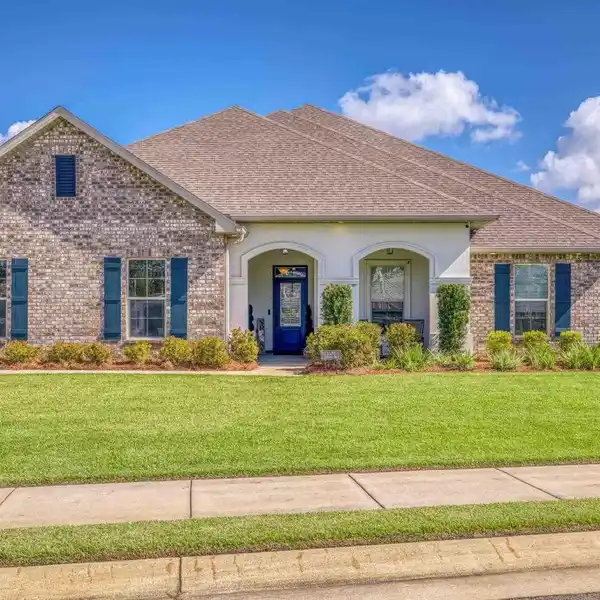 SERENE BACKYARD OASIS WITH GUNITE POOL