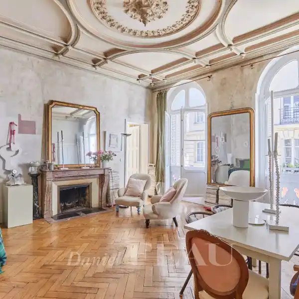 ELEGANT APARTMENT BATHED IN SUNSHINE