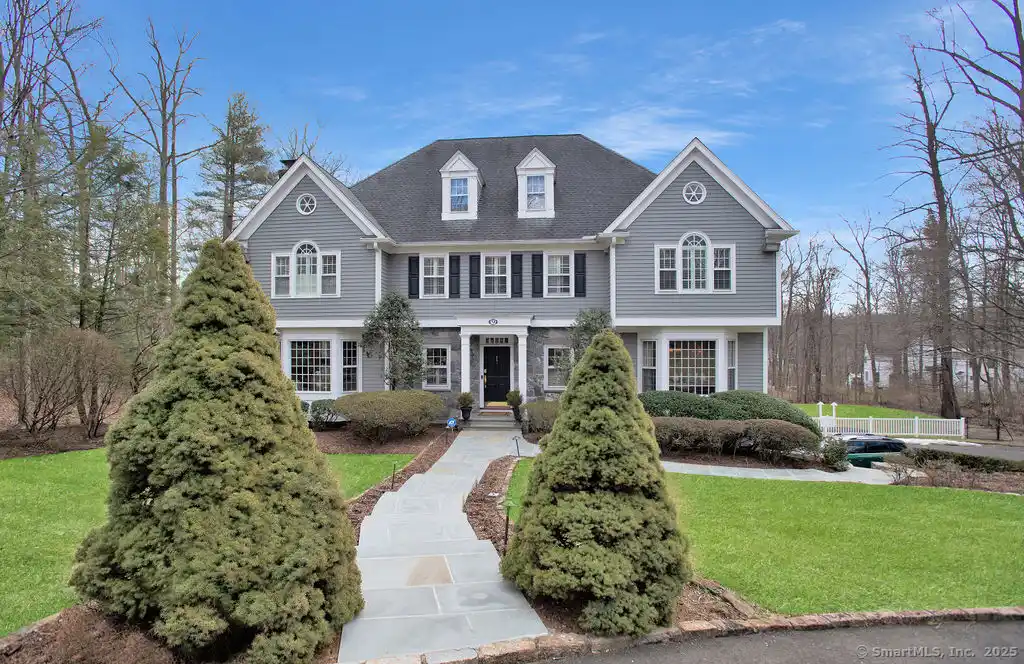 Colonial Home on a Premier Cul-de-sac