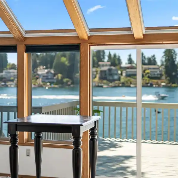 LAKEFRONT ELEGANCE WITH FLAT BANK WATERFRONT