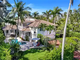 Remarkable Aqualane Shores Residence