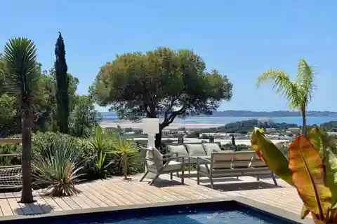 Contemporary Home Facing the Sea