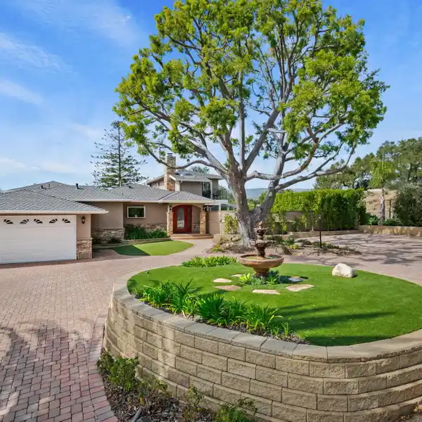 PRIVATE COMPOUND ON A QUIET LANE