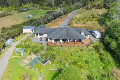 East-Facing Estate Enjoys Stunning Natural Views