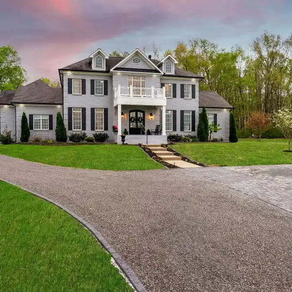 MAGNIFICENT ESTATE WITH INSULATED OUTBUILDING