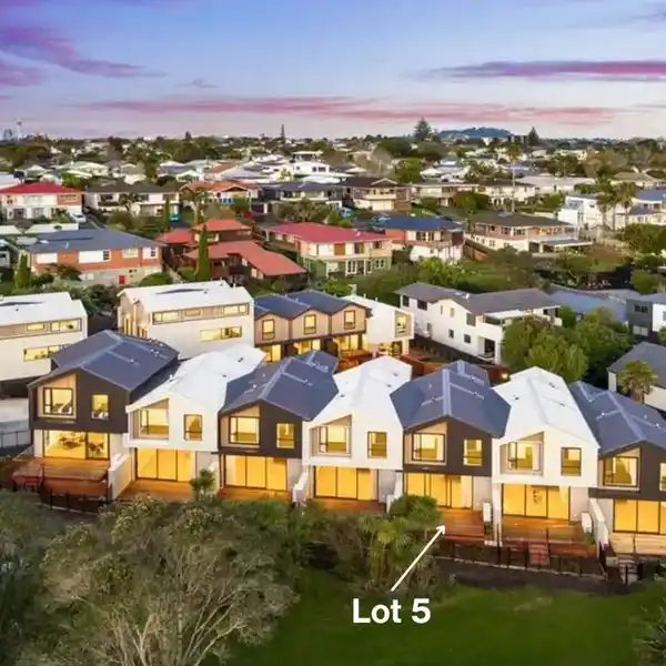 BRAND-NEW TOWNHOUSE DESIGNED BY AWARD-WINNING ARCHITECTS