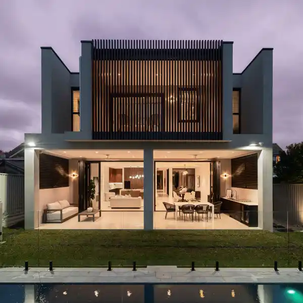 SEAMLESS INDOOR-OUTDOOR LIVING NEAR LONG REEF