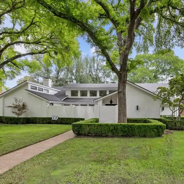 ULTRA-CHIC FORT WORTH HOME WITH POOL & GREENS