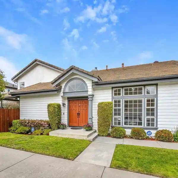 WELL-MAINTAINED CAPE COD HOME IN PACIFIC HEIGHTS