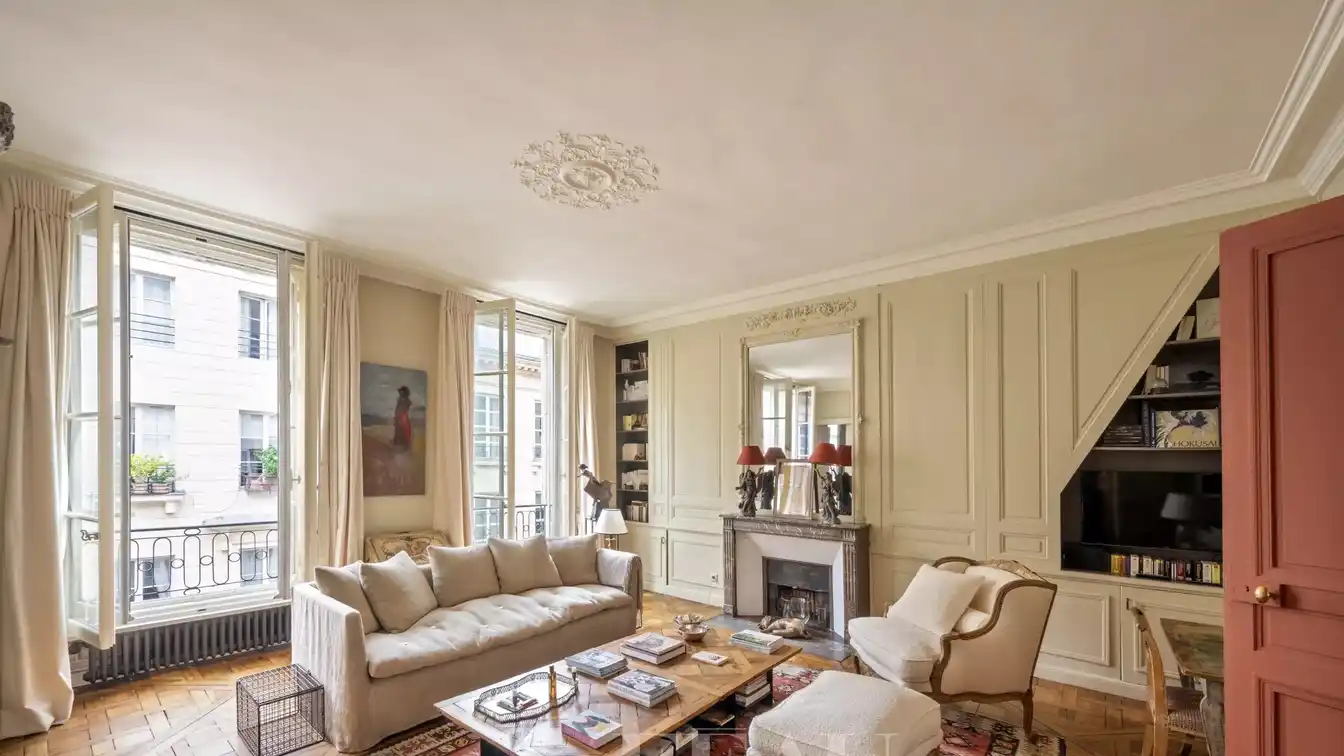 Luxuriously Appointed Dual-aspect Apartment