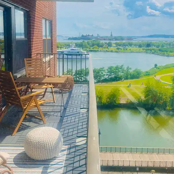 SUN-FILLED LUXURY HOME AT CLERMONT COVE