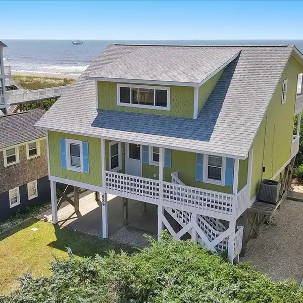 STUNNING OCEANFRONT COTTAGE WITH PRIVATE WALKWAY