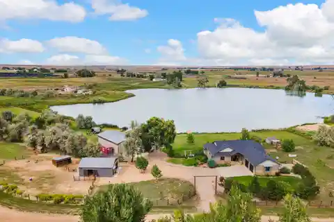 The Ultimate Lakeside Lifestyle