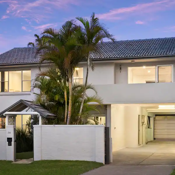 LAID-BACK BEACH LIFESTYLE IN SUNLIT SANCTUARY