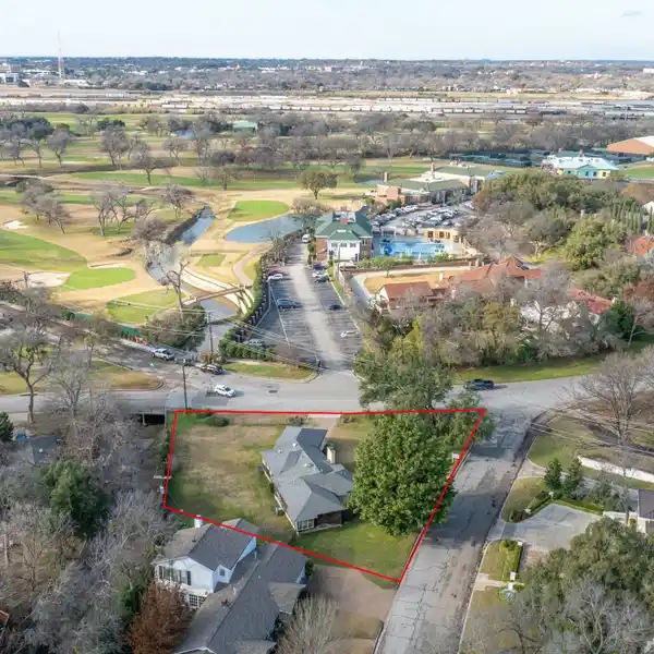 SIZABLE CORNER LOT ON COLONIAL PARKWAY