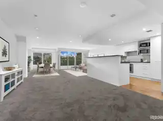 Broadway Park Elegance with Resort Amenities