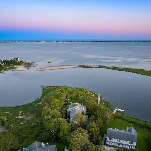 UNIQUE PROPERTY ON A QUIET PENINSULA