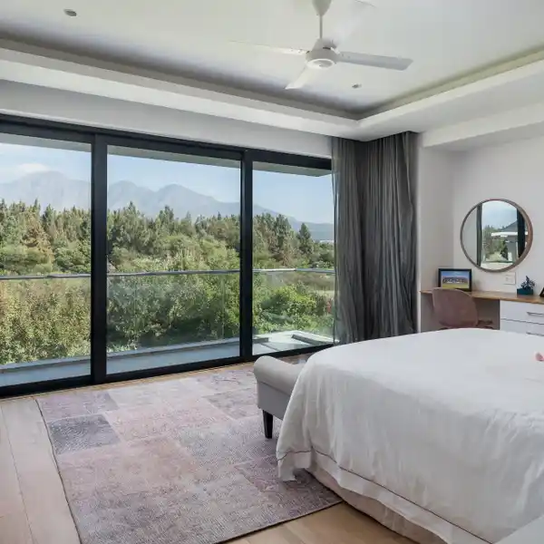 MODERN SOPHISTICATION MEETS SERENE NATURAL BEAUTY